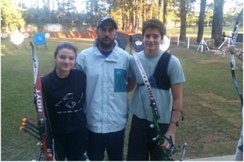 Ana Clara, o técnico Evandro e Marcus Vinícius, no CT do tiro com arco da Confederação Brasileira, em Campinas / Foto: Divulgação